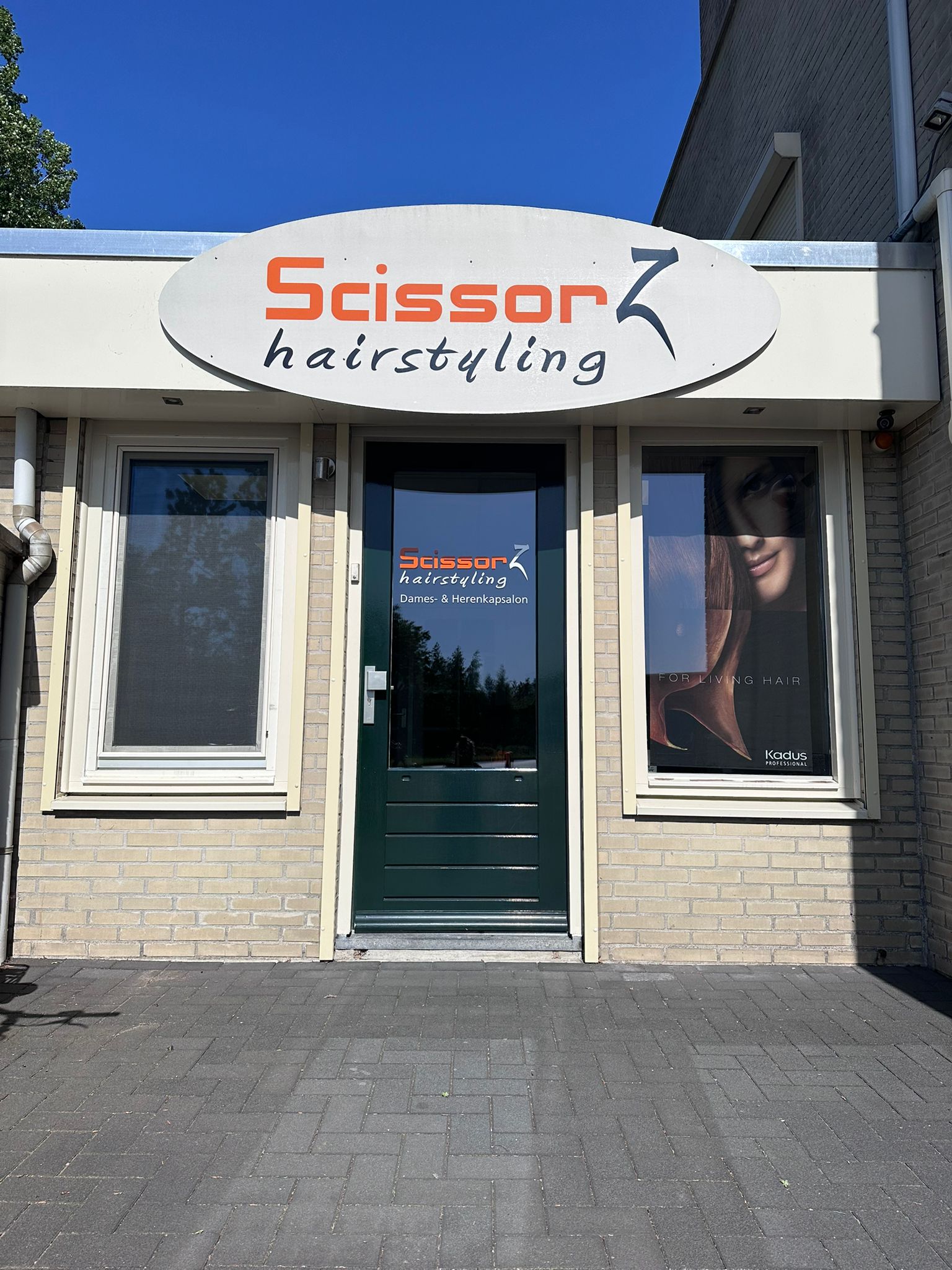 Kapster aan het werk bij ScissorZ Hairstyling Tilburg